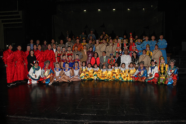 Дэлхийд алдартай “Сувдан театр”-ын тайзнаа Монгол дуу хуур эгшиглэв